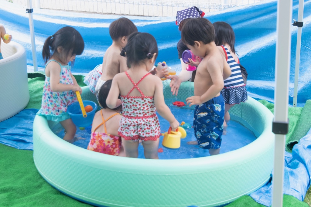 プール遊びが はじまりました！ (2歳児 さくら組) | 梅ノ宮保育園公式ホームページ
